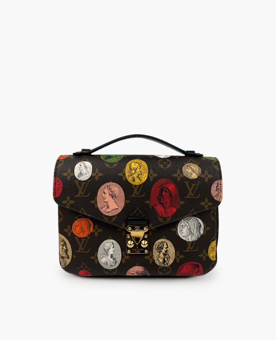 Louis Vuitton X Fornasetti Pochette Métis Monogram Cameo – Luxury Helsinki