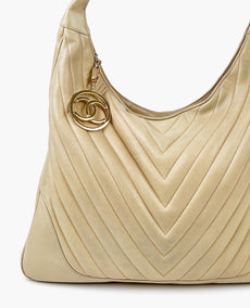 Chanel Vintage Chevron tikattu beige lampaannahkainen olkalaukku