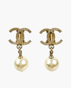 Chanel Champagne CC Pearl Drop Clip Korvakoruissa