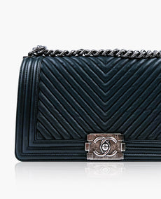 Chanel Boy Old Medium kalanruoto Chevron laivastonsininen lampaannahka