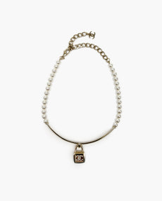 Chanel Padlock Pearl Kaulakoru helmillä CHW