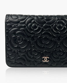 Chanel Black Lambskin Camellia Kohokuvioitu WOC SHW