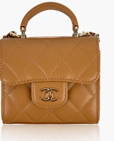 Chanel 22P tikattu yläkahvan kytkin ketjussa Caramel Lambskin CHW